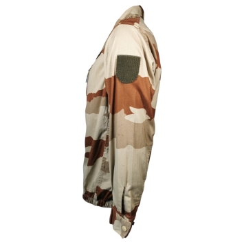 veste militaire F2 désert camouflage daguet, vue de face, poches poitrine zippées et velcro, occasion