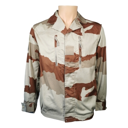 veste militaire F2 désert camouflage daguet, vue de face, poches poitrine zippées et velcro, occasion