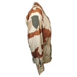 veste F2 désert daguet, profil droit, renfort de coude et poignets boutonnés, occasion