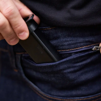 poche zippée chargeur 9 mm du jean ultimate gk undercover, gros plan ouverture et rangement sécurisé