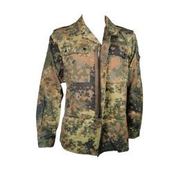 veste militaire allemande flecktarn, zip frontal ouvert avec rabat pressions, coupe droite