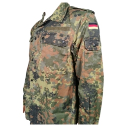 veste militaire allemande flecktarn, gros plan poches poitrine, patte velcro et drapeau manche