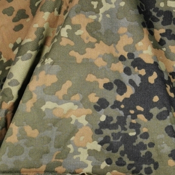 camouflage flecktarn, gros plan textile, contraste vert sombre et brun, occasion