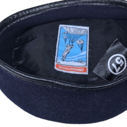gros plan étiquette “Special Commando” sur doublure du béret commando bleu