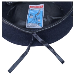 gros plan lacet et étiquette intérieure du béret commando bleu, bord cuir visible