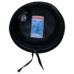 intérieur béret commando noir, doublure satinée, étiquette et rubans de serrage.