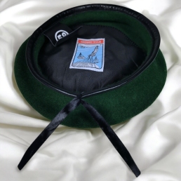 béret commando vert, rubans arrière et liseré cuir, finition prêt à former