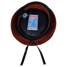 béret commando rouge, vue intérieure, doublure noire et bandeau cuir, étiquette taille