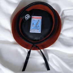 béret commando rouge, vue intérieure sur fond blanc, doublure et lacets