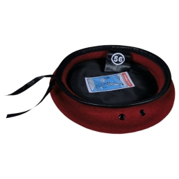 béret militaire rouge, intérieur oblique, bandeau cuir, œillets et lacets de réglage