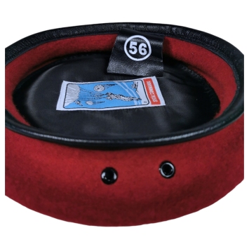 béret rouge commando, gros plan œillets d’aération, finition bord cuir