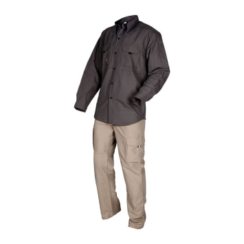 tenue outdoor ares, pantalon baroud trex coyote porté avec chemise, vue trois-quarts gauche