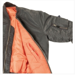bombers MA1 gris, doublure orange matelassée, détail poche manche gauche