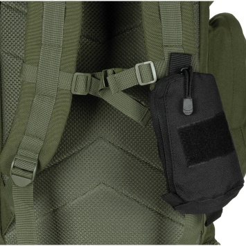 Pochette MOLLE MFH fixée sur la bretelle d’un sac à dos — accès rapide EDC