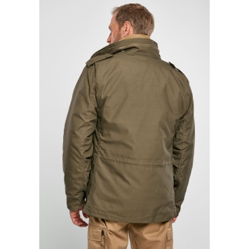 veste m65 classic brandit verte portée par un homme, coupe ample, capuche dans le col