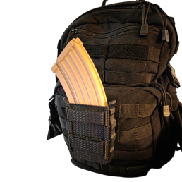 porte-chargeur FLEX-RS sur sangle MOLLE, chargeur AK 7,62×39 courbé inséré, accès direct.