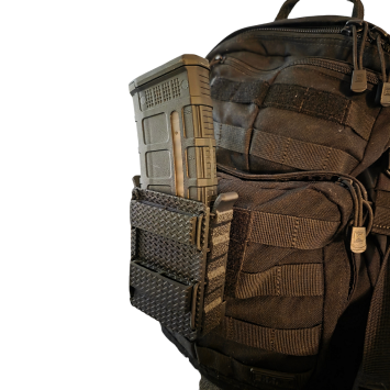 porte-chargeur FLEX-RS sur sangle MOLLE, chargeur AR15/M4 5,56 droit polymère inséré.