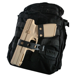 fixation d’une réplique de pistolet sur sac à dos molle, deux sangles flexibles.