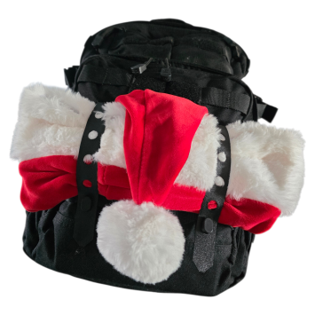 fixation d’un vêtement volumineux sur sac à dos molle, deux sangles flexibles.