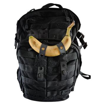 fixation d’un objet cylindrique sur sac à dos molle, démonstration de la souplesse.