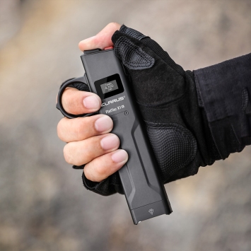 klarus x1k dans la main, anneau tactique, lecture de l’écran oled en situation