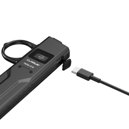klarus x1k, port usb-c avec capuchon ouvert et câble de charge