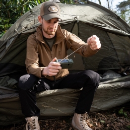 radio de survie fosco en main, antenne déployée, utilisation en extérieur