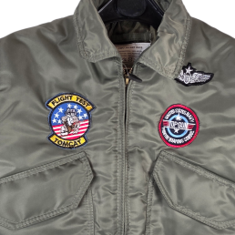 blouson aviateur enfant bombers cwu vert, zoom sur le col, des écussons et les deux poches à rabat.