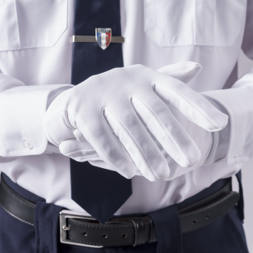 gants blancs de cérémonie militaire DMB portés avec uniforme, finition lisse nylon