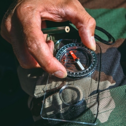 Boussole militaire OPEX millièmes et degrés sur le terrain