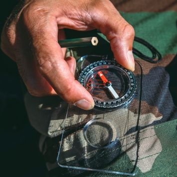 Boussole militaire OPEX millièmes et degrés sur le terrain