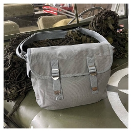 Musette en toile gris style US seconde guerre mondiale format simple, léger à porter, accès rapide au contenu