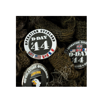 Badge D-Day 44 Pin's Allied Flags Fixation papillon : pose rapide sur textile compatible.