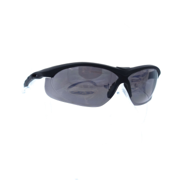 Lunettes balistiques SwissEye Lancer Branches inclinables pour ajuster l’angle de port.