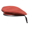 béret commando rouge laine, vue de profil, bord cuir et œillets d’aération