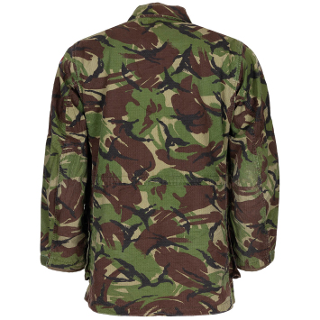 Veste militaire DPM  2 grandes poches poitrine à rabat boutonné, 2 poches zippées poitrine et 2 grandes poches basses.