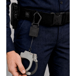 Cordon rétractable de 80 cm pour atteindre facilement une serrure ou un lecteur de badge.