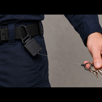 Anneau porte-clés métallique pour trousseau, badge ou accessoire muni d'une attache.