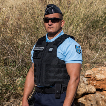 Système MOLLE à l'avant, au dos et aux épaules