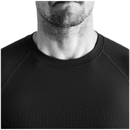 Zones de ventilation, coutures plates anti-friction et zones d'absorption aux points de contact avec l'équipement.