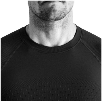 Zones de ventilation, coutures plates anti-friction et zones d'absorption aux points de contact avec l'équipement.