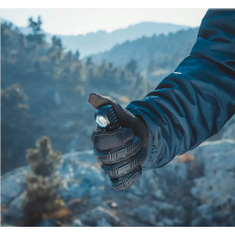 OLIGHT PERUN 2  Puissante 2500 Lumens Orientable en main