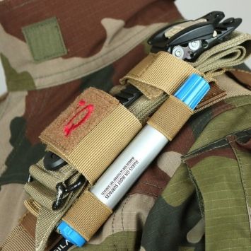 Acheter Porte-garrot Tourniquet Universel Coyote epaule profil
