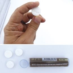 Mini serviette de bivouac en main