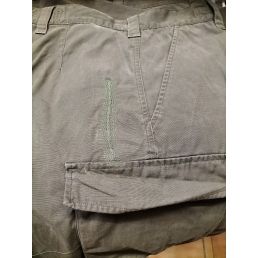 treillis autrichien ripstop occasion, gros plan couture de réparation et poche à rabat, texture du tissu visible