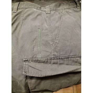 treillis autrichien ripstop occasion, gros plan couture de réparation et poche à rabat, texture du tissu visible
