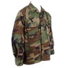 veste us army camouflage woodland, vue trois-quarts avant, col chemise et poches poitrine