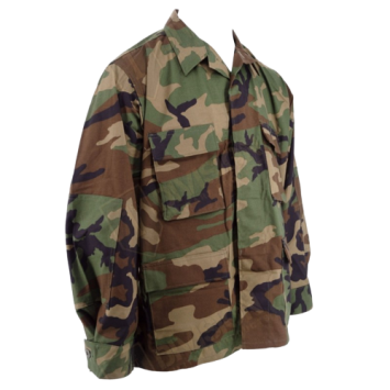 veste us army camouflage woodland, vue trois-quarts avant, col chemise et poches poitrine