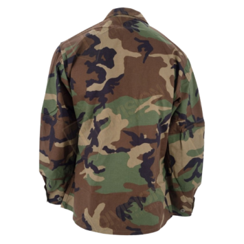 veste militaire woodland, vue de dos, coupe droite et poignets boutonnés