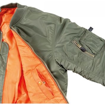 bombers MA1 vert, doublure orange matelassée, détail poche manche gauche